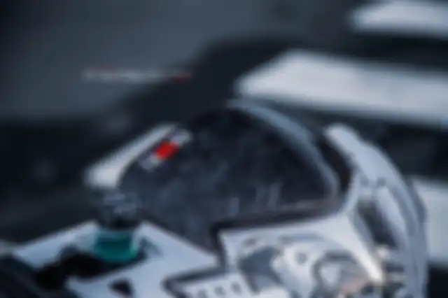 Bagian visor headlamp ini dilapis carbon.