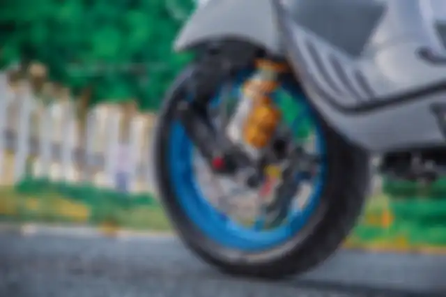 Pelek MK Factory, sokbreker Ohlins, kaliper rem Brembo, dan cakram Maru's menghiasi area kaki-kaki depan.