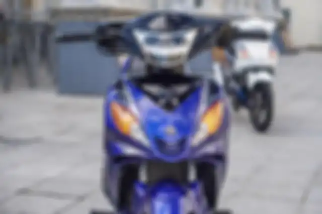 Headlamp pakai ZHI.PAT LED dan lampu sein comot punya Yamaha Jupiter MX 135 versi Yunani.