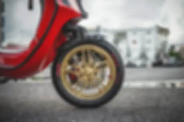Pelek RRGS CNC berkelir gold glossy terpasang.