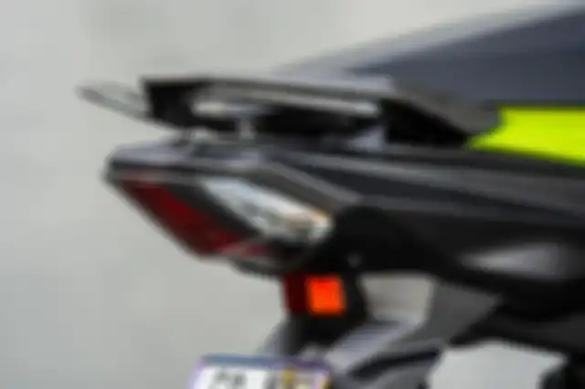 Ada bagian bodi kasar yang dilapis carbon.