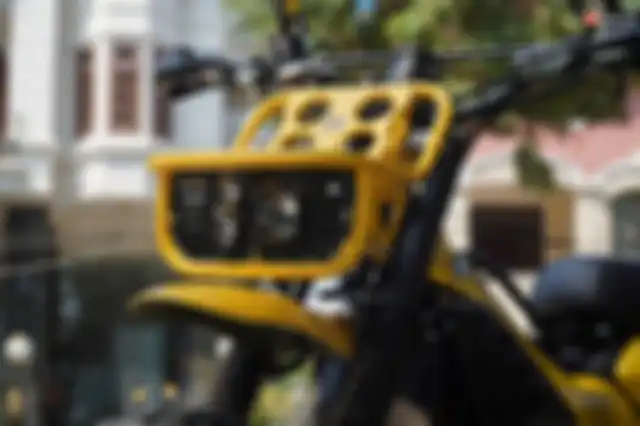 Bagian fascia depan berganti dengan front rack custom dan foglamp mini.