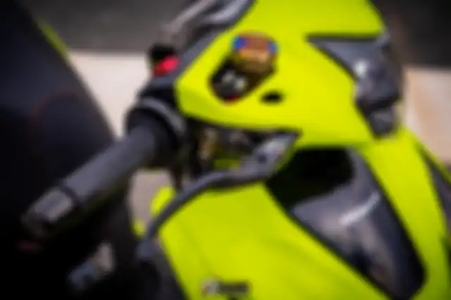 Master rem Brembo, gas spontan Domino, dan handgrip Honda SH Mode menghiasi area setang.