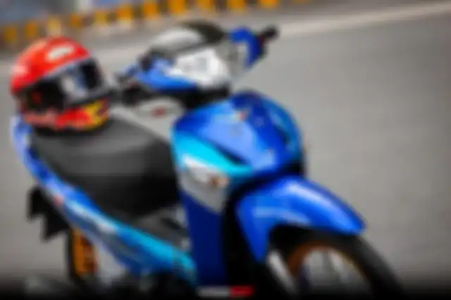 Seluruh body mendapat repaint warna baru. Ada lapisan carbon di area setang.