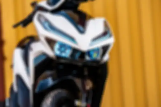 Headlamp pakai LED proyektor dengan motif ala mata Sharingan milik Sasuke.