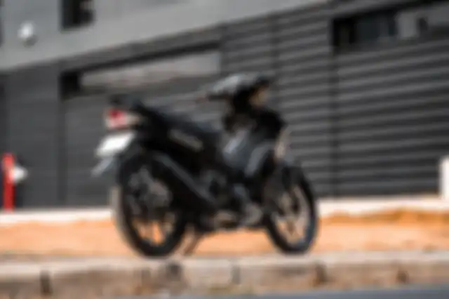 Exhaust system juga bertema hitam.