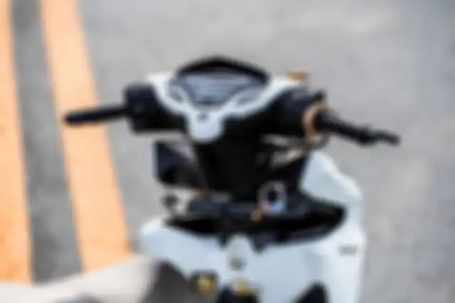 Spidometer KOSO dan steering damper Ohlins.