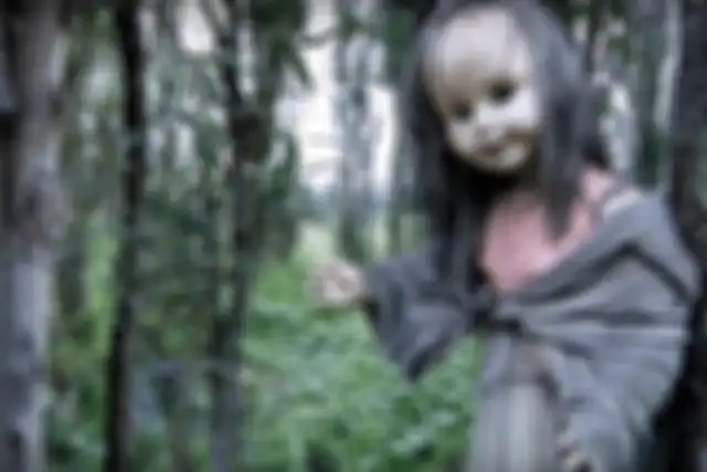 Salah satu boneka di pulau boneka.