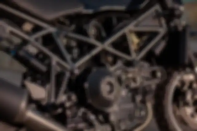 Tralis rangka Ducati ST12 menggunakan warna hitam satin.