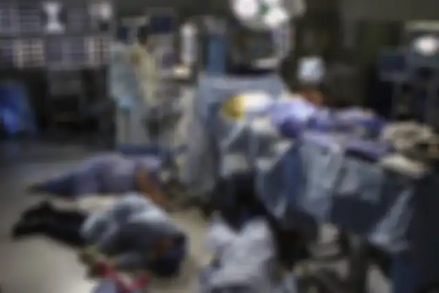 23 Dokter dan perawat yang terlibat kontak dengan Gloria akhirnya jatuh sakit.