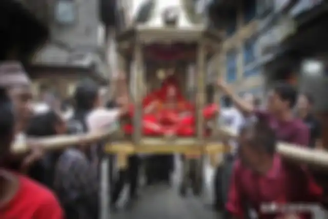Dewi Kumari diarak oleh pengikutnya.