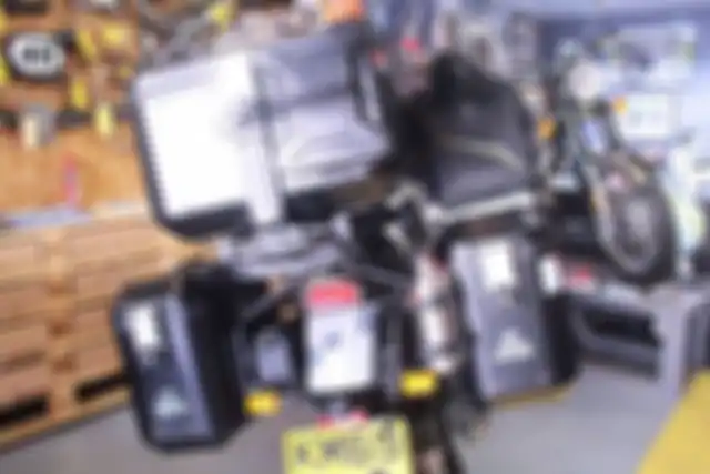 Motor baru Royal Enfield ini terpasang pannier dan boks belakang.
