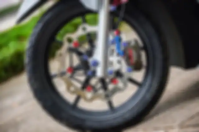 Pakai pelek RCB 8 palang plus kaliper Frando.