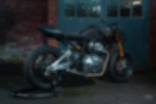 Mayoritas bodi di modifikasi Royal Enfield Continental GT ini dilapis serat karbon.