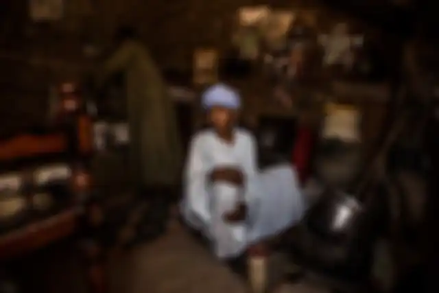 Abu Daooh melakukan pekerjaan kasar lainnya, seperti menjadi pembuat sepatu.