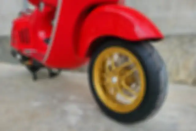 Kaki-kaki diganti pelek aftermarket dengan kelir emas.