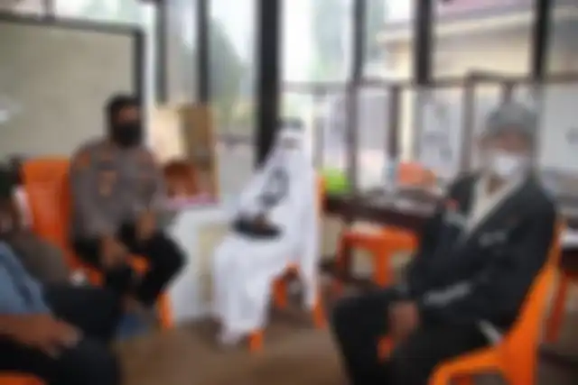 Foto penampakan wanita jubah putih di Lampung sudah bikin resah warga. Setelah diamankan, ternyata ada fakta mengejutkan di baliknya. 