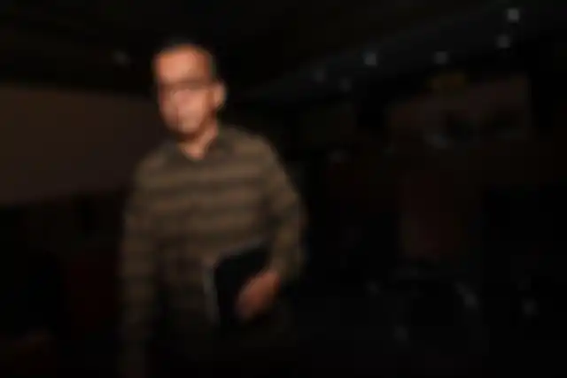 Profil mantan bos Garuda Indonesia Emirsyah Satar banyak dicari. Keluarga penyanyi lawas ini syok terseret kasus korupsi sang bos.