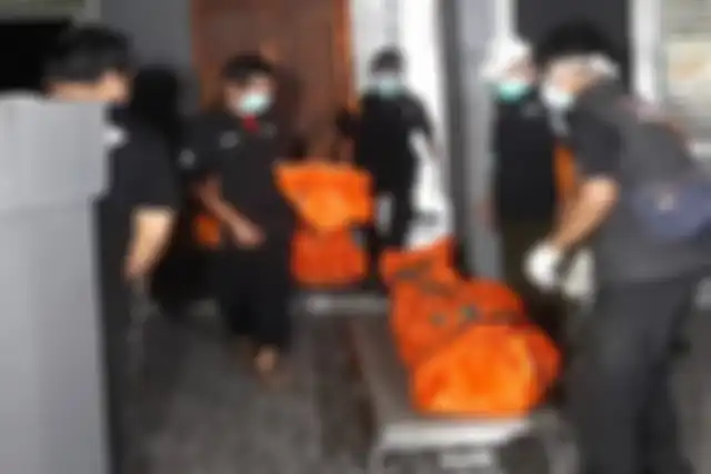 Foto interior rumah keluarga yang tewas di Kalideres sulit didapat. Polisi sengaja taburi kopi biar tetangga tak rasakan ini.