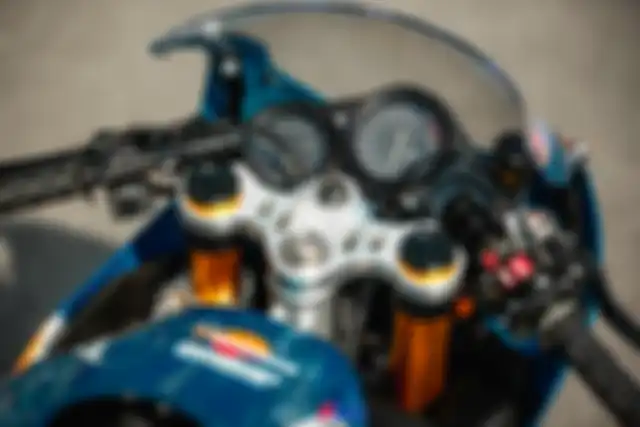 Area kokpit terpasang segitiga atas CNC dan setang clip-on gaya underyoke. Pengereman diganti Brembo dan handle kopling GaleSpeed.