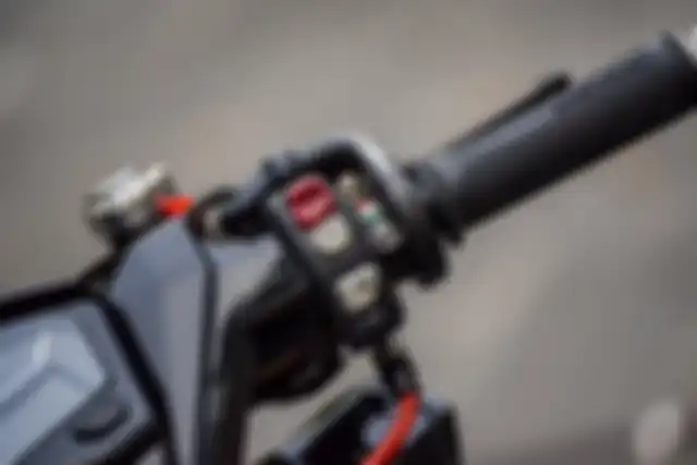 Master rem model Ducat beserta panel saklar mirip Ducati.