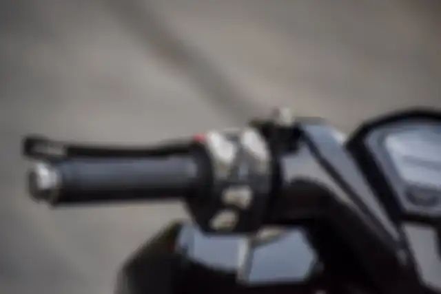 Panel saklar mirip Ducati ini memiliki lampu LED yang menyinari tombol-tombolnya.