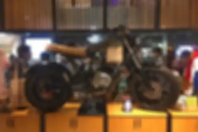 Motor kustom garapan Deus Ex Machina dipajang di outlet baru Grand Indonesia. 