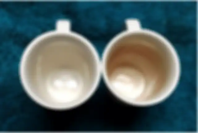 Cara membersihkan cangkir yang penuh noda kopi dan teh.
