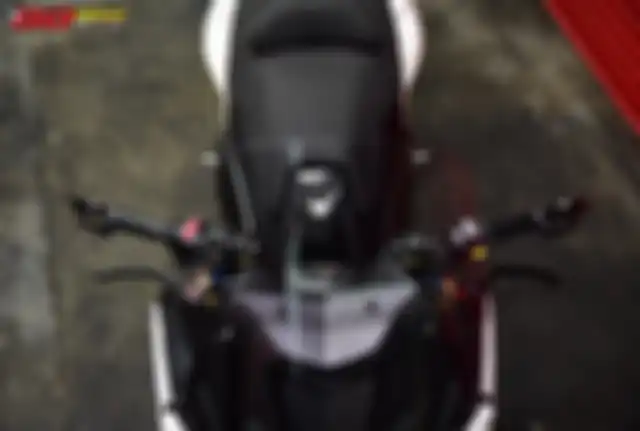 Yamaha TMAX pakai windshield bening dan setang rizoma.