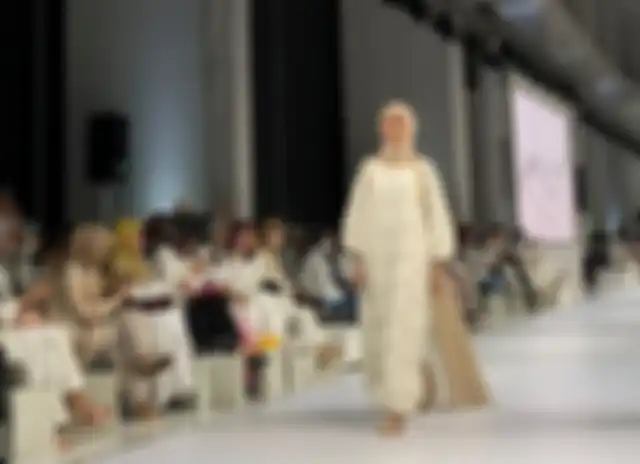 Dress putih brokat buat baju lebaran dari brand Benang Jarum