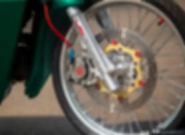 Pengereman di roda depan tampil ciamik berkat penggunaan Brembo.
