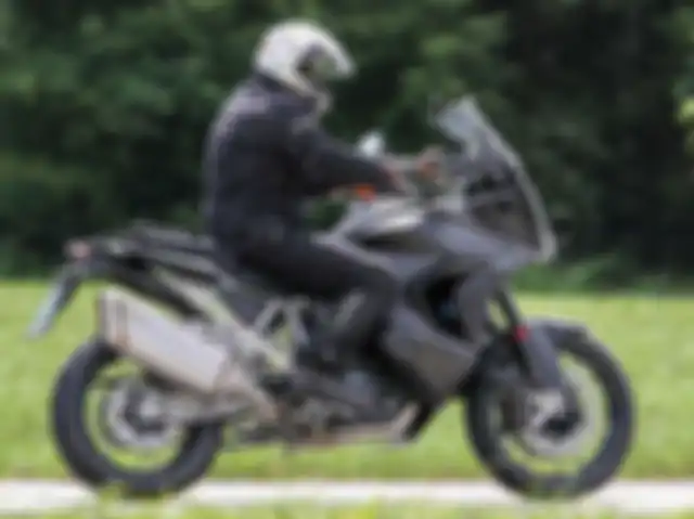 KTM 1290 Super Adventure 2021 tertangkap kamera sedang diuji.