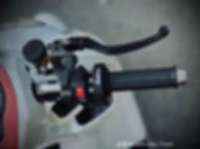 Bagian kanan terpasang master rem Brembo dan gas spontan Domino.