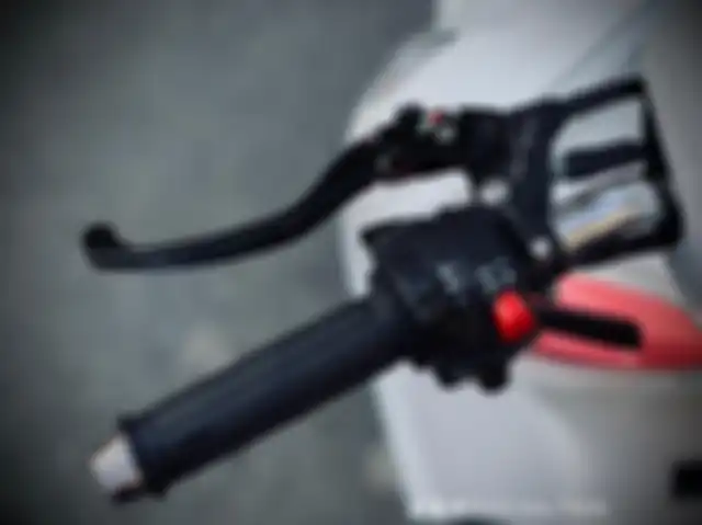 Handle atau tuas rem Domino TWM turut terpasang di sebelah kiri.