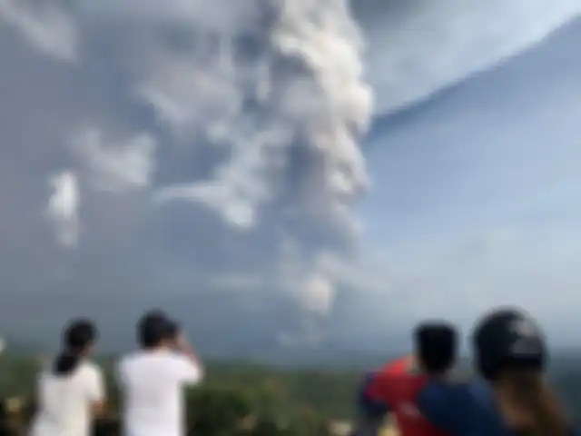 Gunung Taal meletus, Minggu (12/1/2020). 