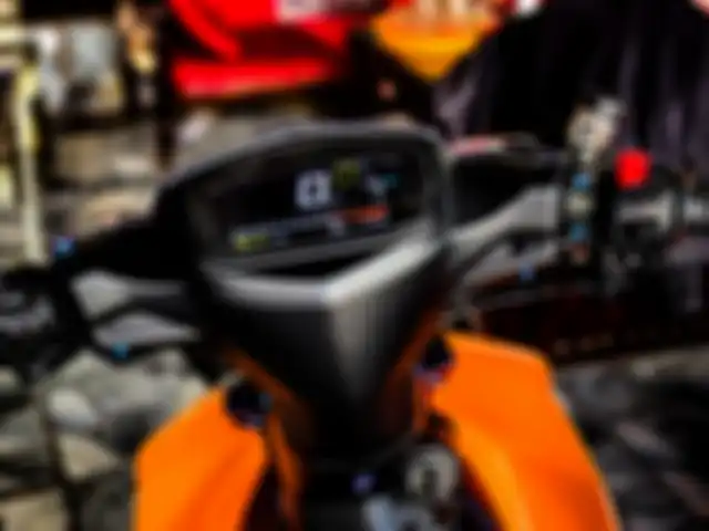 Makin sporty pakai spidometer digital dan pemanis lain di area kokpit.