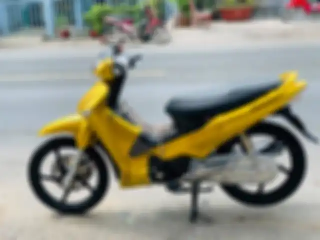 Modifikasi motor Honda Supra X 125 dengan kelir bodi full emas plus aksesoris mewah.