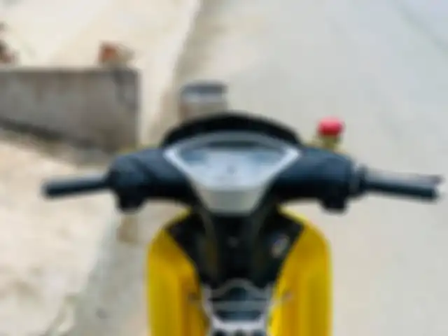 Tampak kokpit dari Honda Supra X 125 berkelir emas ini.