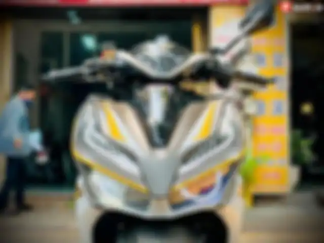 Bagian lampu depan di modifikasi Honda Vario ini asimetris, pakai lampu projie!