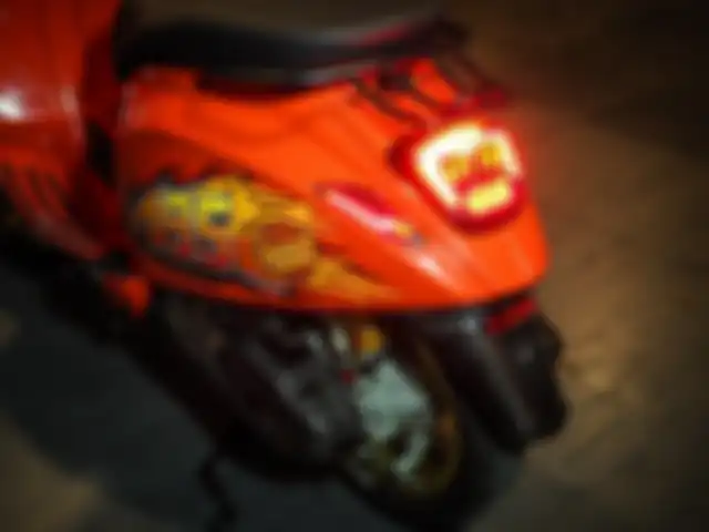 Bagian buritan di Vespa Sprint, tampak sokbreker Ohlins dan detail carbon fiber di CVT.