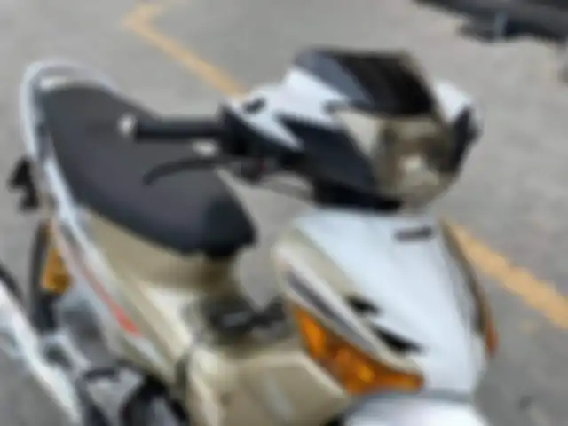 Di kokpit terpasang master rem Brembo dan headlamp dilapis stiker smoke.