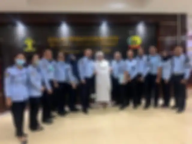 Habib Rizieq Shihab bebas dari bui dalam kondisi begini. Sang ulama sempat foto bareng petugas di Rutan Bareskrim Polri.