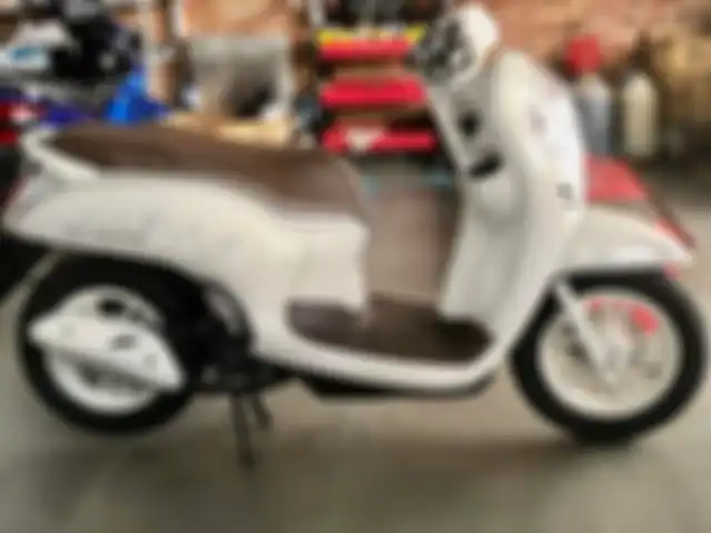 Seluruh tampilan Honda Scoopy ini pakai tema warna Vespa x Justin Bieber.