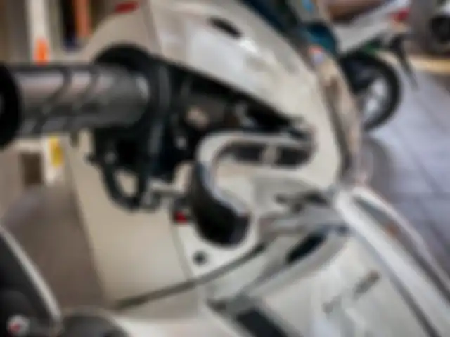 Di sebelah kanan, terpasang master rem Brembo RCS.