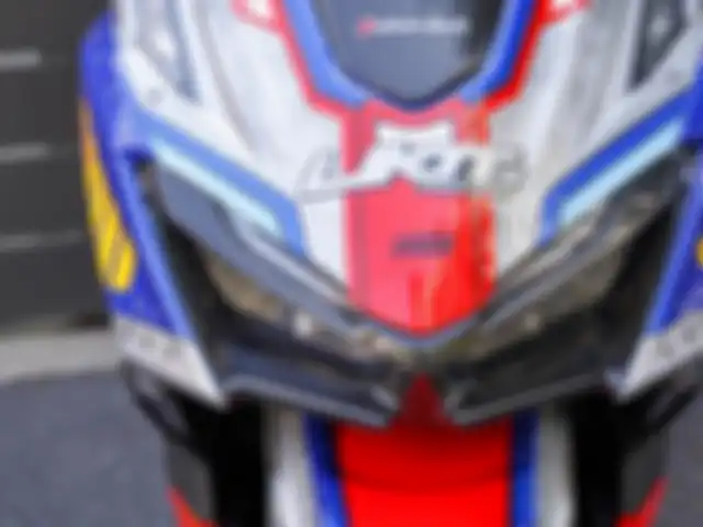 Seluruh bodi pakai decal stiker dengan livery sporty. Ada pula part carbon di bodi kasar.