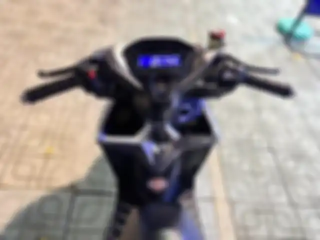 Panel saklar Honda PCX di sebelah kanan dan Domino di kiri.