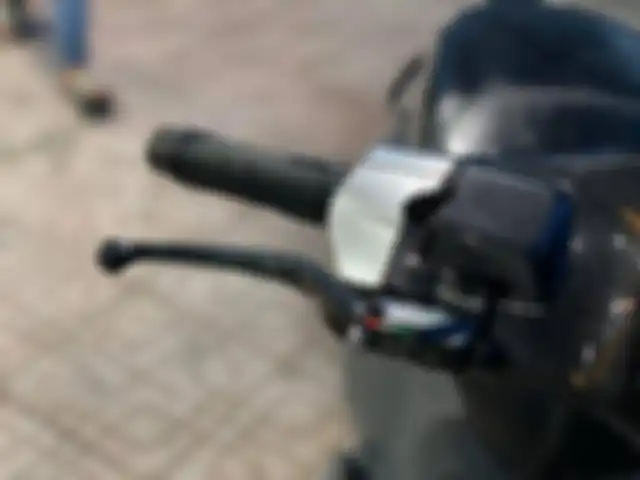 Master rem Brembo RCS Corsa Corta terpasang di sebelah kanan.