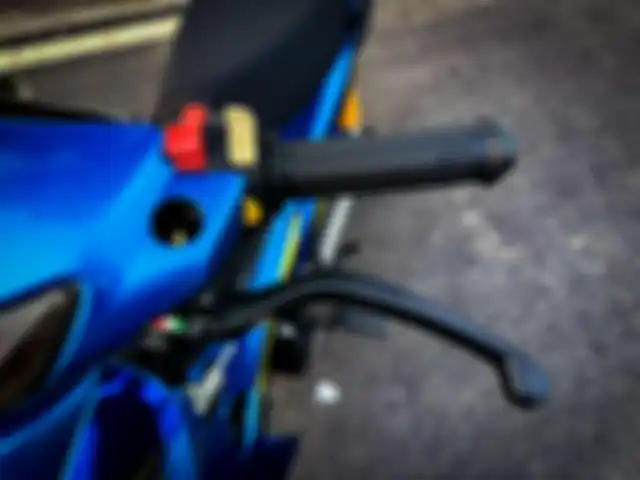 Di sebelah tuas kopling pakai Brembo plus saklar Honeywell.