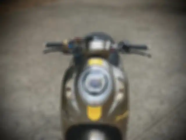 Bagian depan terpasang headlamp custom LED proyektor.