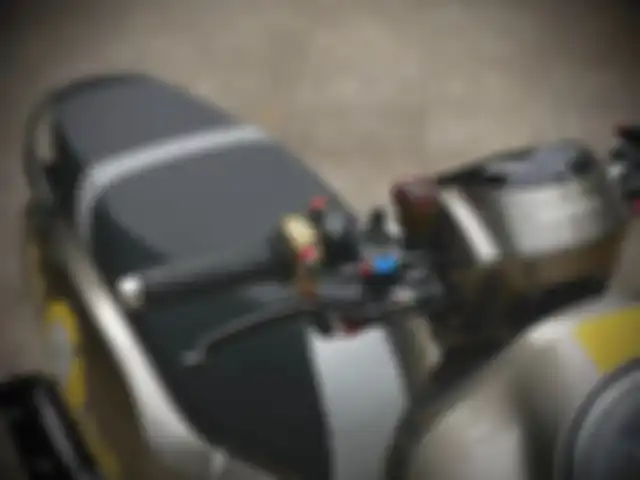 Master rem Brembo RCS14 terpasang di sebelah kanan.